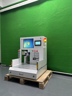 Bon prix Machine de marquage laser à fibre tournante à quatre stations avec une précision de 0,01 mm et une longueur d'onde de 1064 nm pour un marquage efficace des lots en ligne